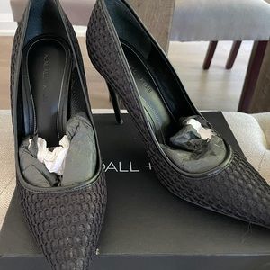 Kendall and Kylie black pumps